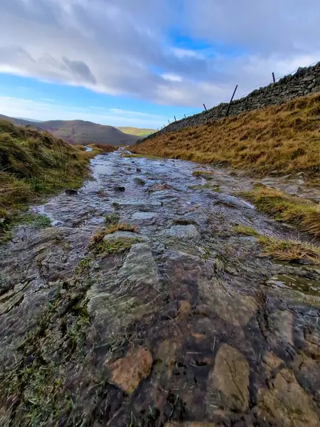 Peak District 'in dalgalı tepelerinin ve dokuma yollarının çarpıcı panoramik görüntüsü, açık bir günde İngiltere' nin kırsal kesiminin doğal güzelliğini gözler önüne seriyor..