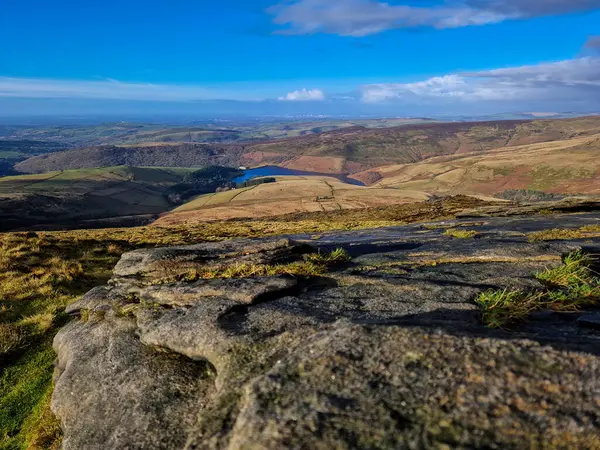 Peak District 'in dalgalı tepelerinin ve dokuma yollarının çarpıcı panoramik görüntüsü, açık bir günde İngiltere' nin kırsal kesiminin doğal güzelliğini gözler önüne seriyor..
