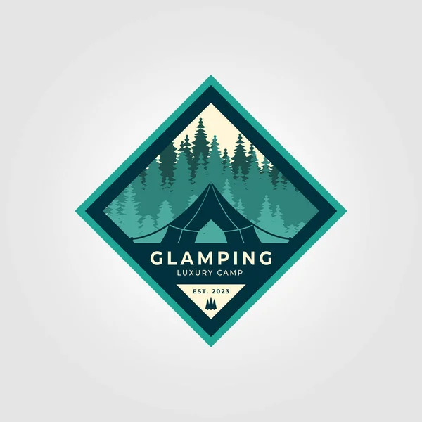 Badge Glamping Logo Met Dennen Boom Achtergrond Pictogram Ontwerp Illustratie — Stockvector