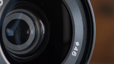 1.8 'lik bir fotoğraf lensinin diyafram irisini kapatıp açıyorum.