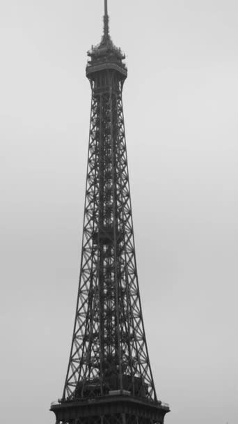 Der Eiffelturm Schwarz Weiß Einem Grauen Wintertag Paris Frankreich — Stockvideo