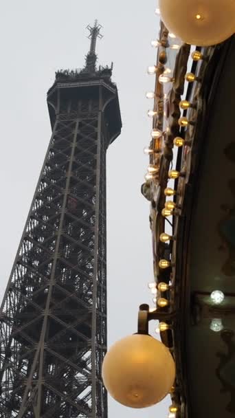 Спінінг Карусель Ліфт Піднімається Підніжжя Ейфелевої Вежі Парижі Франція — стокове відео