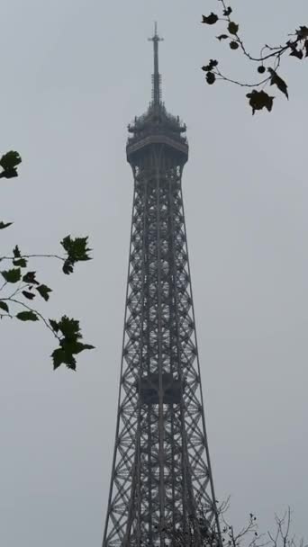 Eiffel Torony Teteje Egy Felhős Fekete Fehér Téli Napon Párizsban — Stock videók
