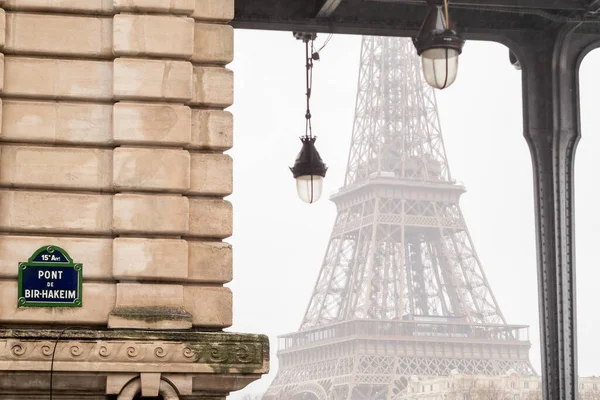 Bir Hakeim Köprüsü 'nden Eyfel Kulesi' ne kış başında yağan yağmurda Paris, Fransa