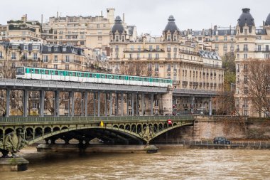 Paris-Fransa 'daki Bir Hakeim köprüsünün Passy viyadük hattındaki eski metro hattı.