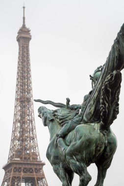 Fransa 'nın dirilen heykeli Paris' teki Bir Hakeim Köprüsü 'nden Eyfel Kulesi' ni işaret ediyor.