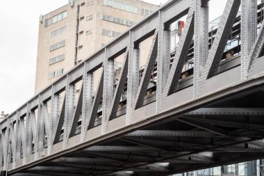 Paris-Fransa 'daki Bir Hakeim Köprüsü' nün metal köprüsü.