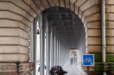 Bir Hakeim Köprüsü Paris 'te sonbahar yağmurunda - Fransa