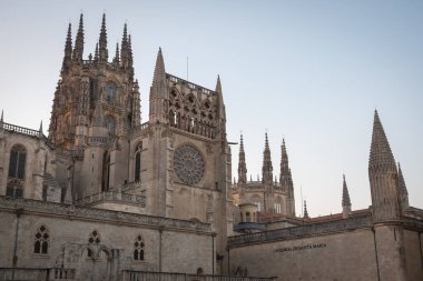 İspanya 'da gün batımında Burgos' un Santa Maria Katedrali