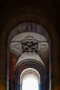 Paris 'teki Louvre Müzesi Koridorları - 4. Sokak