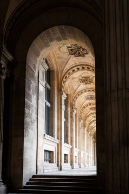 Paris 'teki Louvre Müzesi Koridorları - 1. Sokak