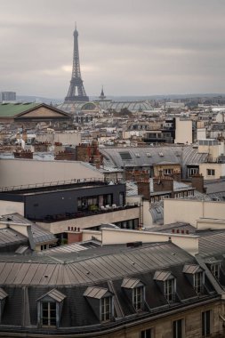 Paris Panoraması Lafayette Galerileri 'nin çatısından bulutlu bir günde - 2