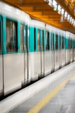 Paris 'te tren istasyonunda yaşayan bulanık metro.