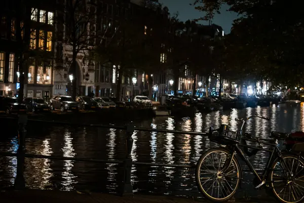 Amsterdam 8 - Hollanda 'nın güzel şehrinin kanalları boyunca gece manzarası