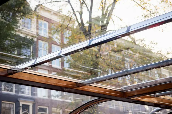 Amsterdam 'ın güzel şehrinin manzarası 5 Hollanda' daki bir tekneden görüldü.