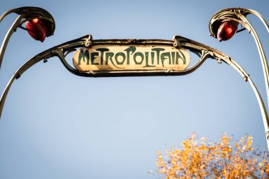 Paris sokaklarındaki Paris metrosuna giriş için geleneksel Metropolitan Kemeri