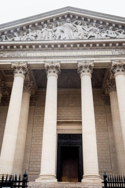 Önden ve karların altından Paris 'teki Madeleine kilisesinin anıtsal sütunları.