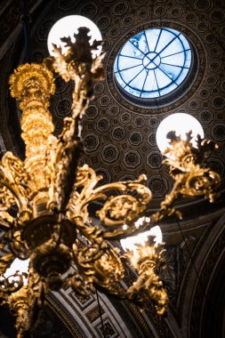 Paris 'teki Madeleine Kilisesi' nin içinde muazzam tavan ışığı var.