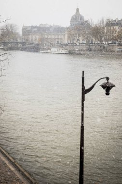 Fransa Enstitüsü Pont des Arts 'tan. Paris' te kar altında.
