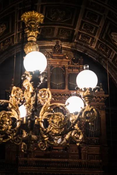 Paris 'teki Madeleine Kilisesi' nin içinde muazzam bir tavan ışığı var.