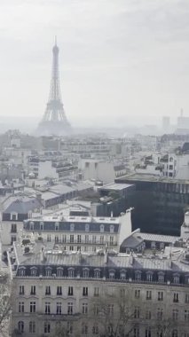 Paris sabahında Eyfel Kulesi Zafer Kemeri 'nin tepesinden Paris' e.