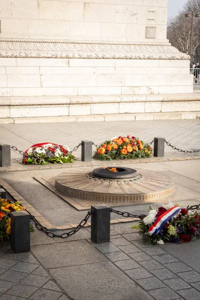 Bilinmeyen askerin alevi Paris 'teki Zafer Takı' nın kemerleri altında - 1 - Paris, Fransa
