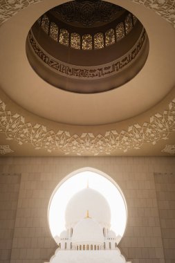 Günbatımı Abu Dabi 'nin Mosk' unda parlıyor.