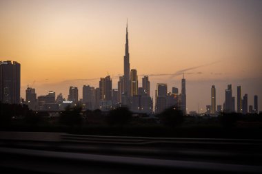 Dubai, BAE - 7 Mart 2025 - Gün batımında Dubai 'ye arabayla gelmek - Birleşik Arap Emirlikleri - Seyahat güzergahı
