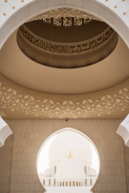 Abu Dabi, BAE - 9 Mart 2025: Abu Dabi camiinin mimari detayları - Birleşik Arap Emirlikleri - Seyahat - 14