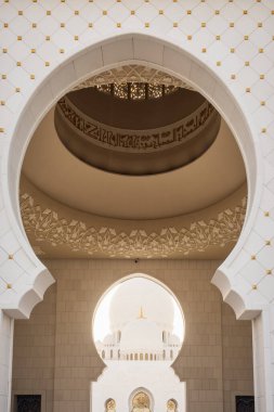 Abu Dabi, BAE - 9 Mart 2025: Abu Dabi camiinin mimari detayları - Birleşik Arap Emirlikleri - Seyahat - 15