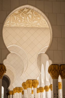 Abu Dabi, BAE - 9 Mart 2025: Abu Dabi camiinin mimari detayları - Birleşik Arap Emirlikleri - Seyahat - 17