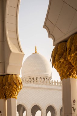 Abu Dabi, BAE - 9 Mart 2025: Abu Dabi camiinin mimari detayları - Birleşik Arap Emirlikleri - Seyahat - 23