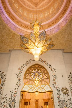 Abu Dabi, BAE - 9 Mart 2025: Abu Dabi camiinin iç mimari detayları - Birleşik Arap Emirlikleri - Seyahat - 7