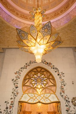 Abu Dabi, BAE - 9 Mart 2025: Abu Dabi camiinin iç mimari detayları - Birleşik Arap Emirlikleri - Seyahat - 8