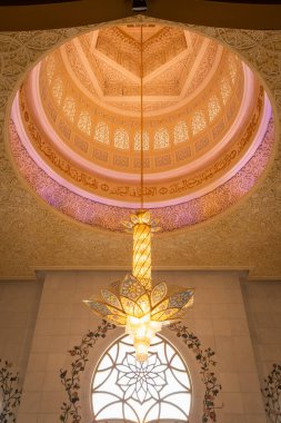 Abu Dabi, BAE - 9 Mart 2025: Abu Dabi camiinin iç mimari detayları - Birleşik Arap Emirlikleri - Seyahat - 12