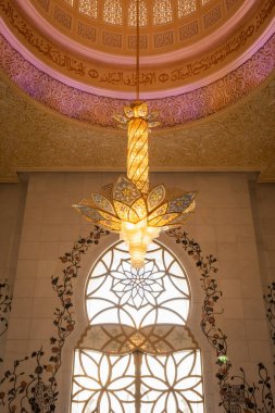 Abu Dabi, BAE - 9 Mart 2025: Abu Dabi camiinin iç mimari detayları - Birleşik Arap Emirlikleri - Seyahat - 13