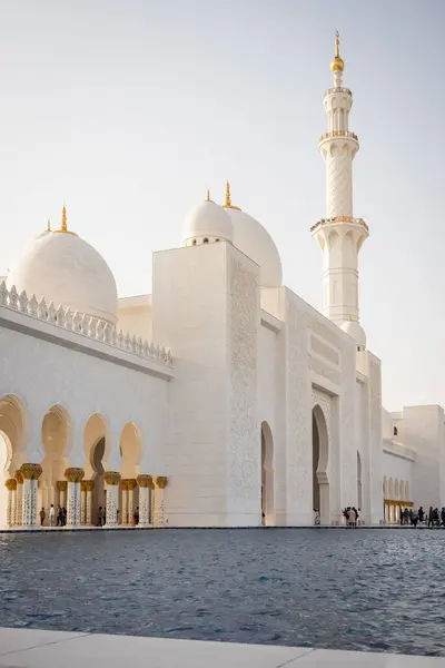 Abu Dabi, BAE - 9 Mart 2025: Abu Dabi camiinin mimari detayları - Birleşik Arap Emirlikleri - Seyahat - 1