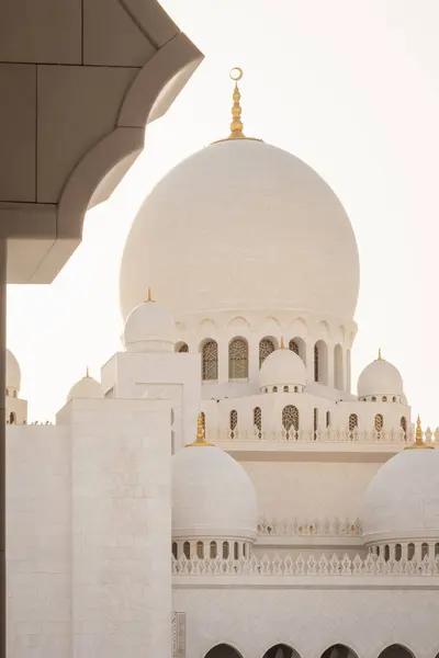 Abu Dabi, BAE - 9 Mart 2025: Abu Dabi camiinin mimari detayları - Birleşik Arap Emirlikleri - Seyahat - 20