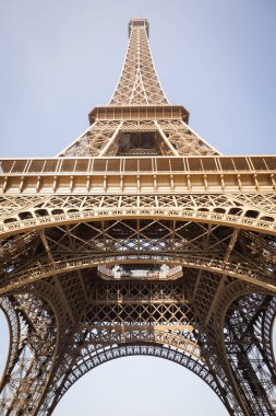 Paris 'teki Eyfel Kulesi' nde güneşli bir bahar günü - 50