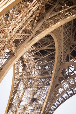 Paris 'teki Eyfel Kulesi' nde güneşli bir bahar günü - 54