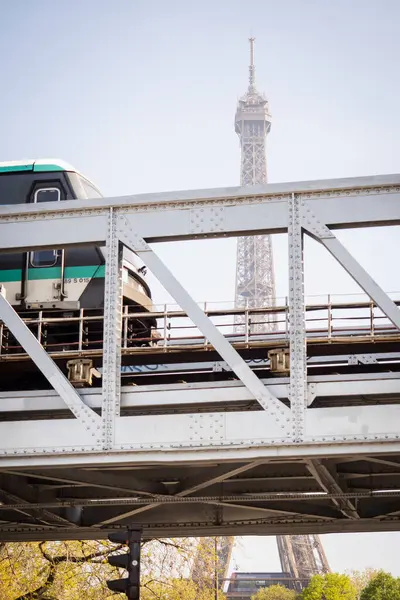 Paris 'teki Eyfel Kulesi' nde güneşli bir bahar günü - 23