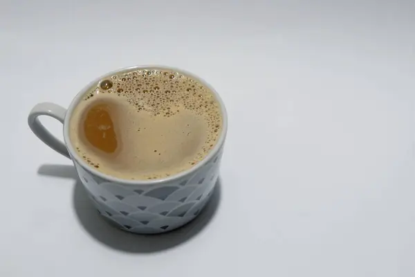 Bir fincan kahveye yakın ücretsiz fotokopi alanı izole edilmiş beyaz arkaplan