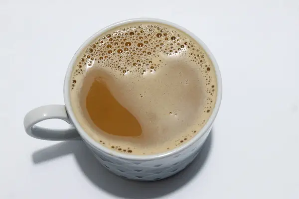 Bir fincan kahveye yakın ücretsiz fotokopi alanı izole edilmiş beyaz arkaplan