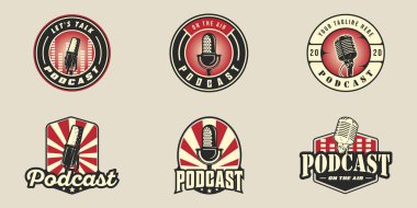 Eski mikrofon amblemi logo vintage vektör illüstrasyon ikon grafik tasarımı seti. Çeşitli podcast istasyon işaretlerinin ya da radyo ya da yayın için retro daire rozetli sembollerin demet koleksiyonu