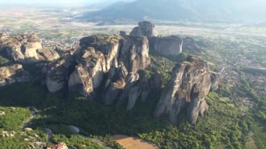 Meteora, Yunanistan 'ın orta kesiminde bir kaya oluşumu.