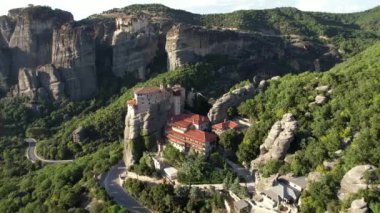 Kayalıklardaki Meteora Manastırı - Kutsal Topraklar