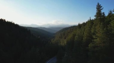 Bulgaristan 'da dağlar arasındaki yol