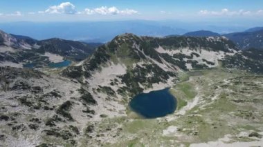 Pirin Milli Parkı 'ndaki gerçek göl ve dağ manzarası.