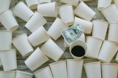 Dağınık boş bardaklar ve bitmemiş kahveler üzerine buruşmuş 1 dolarlık banknot. Servis için bahşişler, ucuz sokak yemekleri.