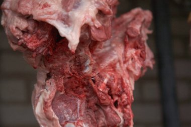 Sokakta asılı duran et parçası. Yakın çekim bulanıklığı.